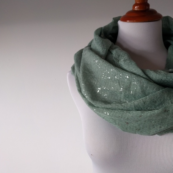 ❎ *Sold* Mint Green Silver Circle Infinity Scarf - Picture 2 of 7